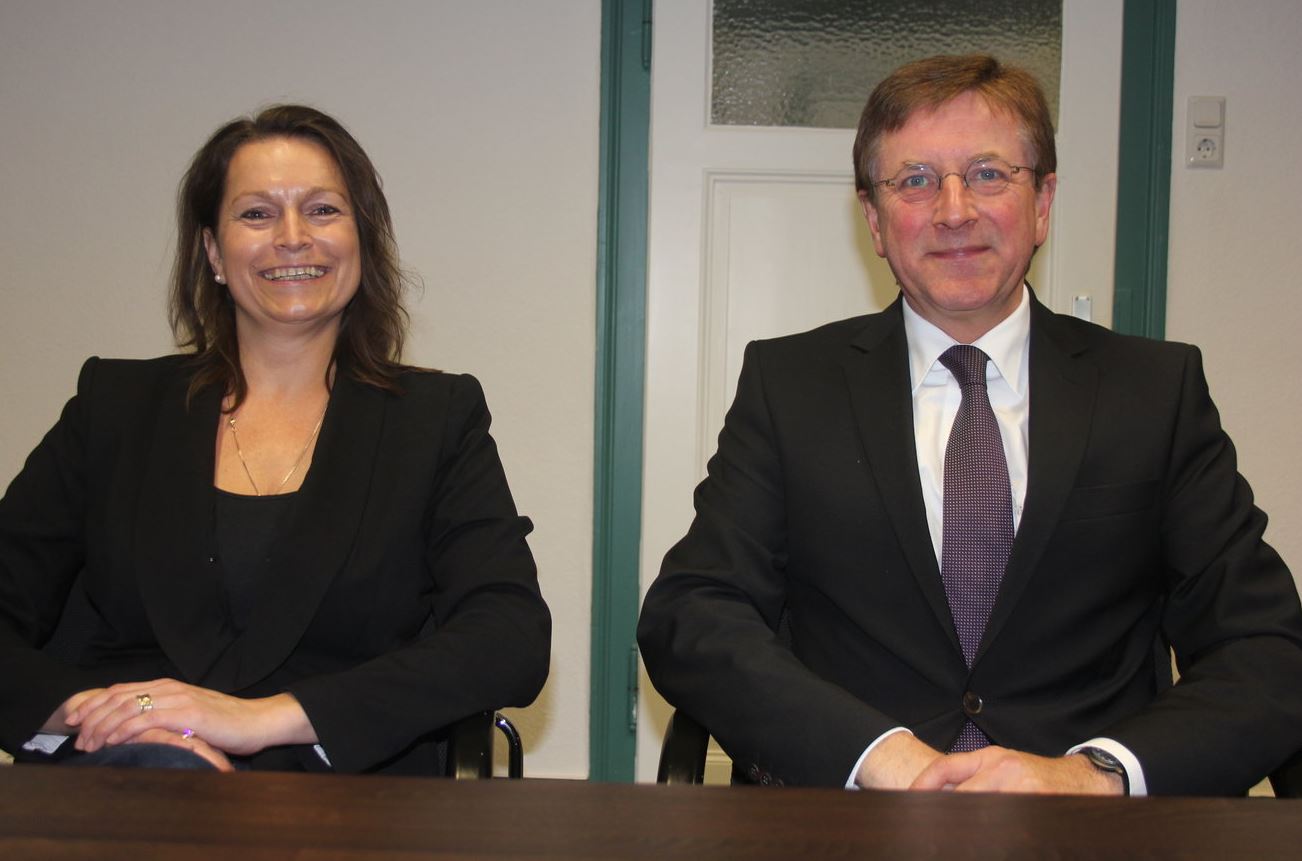 Palliativstützpunkt-Geschäftsführerin Susanne Kleine und Propst Thomas Gleicher als Vorsitzender des neugegründeten Vereins, der sich zum Ziel gesetzt hat, die palliativmedizinische Versorgung in der Region zu verbessern.  
